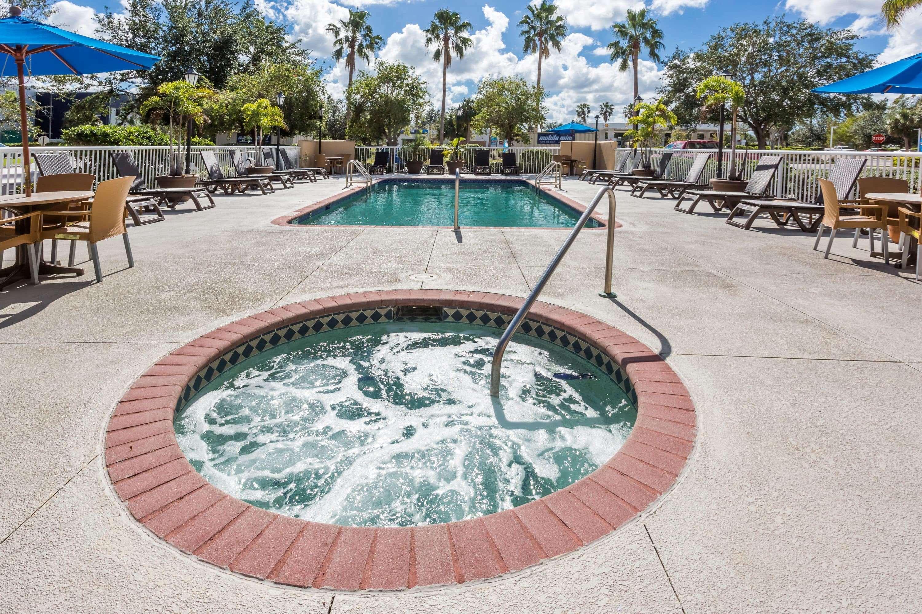 Отель Baymont By Wyndham Fort Myers Airport Экстерьер фото